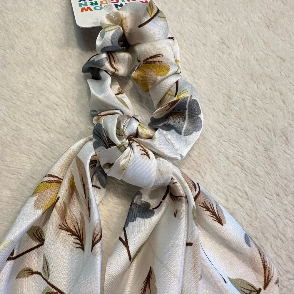 NWT Marta Scrunchie Bow White Floral Hair Tie